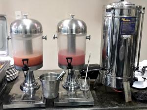 a kitchen counter with a blender with a pink liquid at Hotel Mediterrâneo in Lagarto