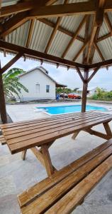 - un banc en bois installé en face d'une piscine dans l'établissement KAZ's à l'Anse Maurice, à Gros Cap
