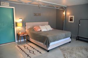 Ένα ή περισσότερα κρεβάτια σε δωμάτιο στο The Loft at Stardust Retreat
