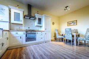
A kitchen or kitchenette at De Courceys Manor Suites & Cottages
