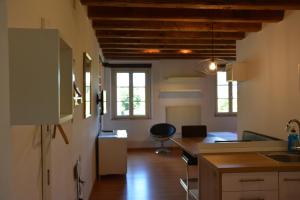 uma cozinha com uma mesa e uma secretária num quarto em Apartment San Bernardo em San Bernardo