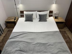 Postel nebo postele na pokoji v ubytování Готель Цісар