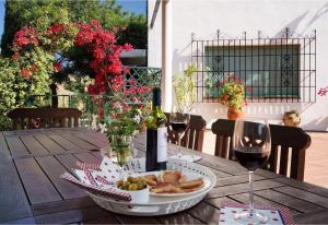 een tafel met wijnglazen en een bord eten bij Finca Santa Matilde Málaga in Málaga