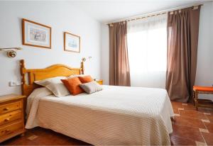 een slaapkamer met een bed en een raam bij Finca Santa Matilde Málaga in Málaga