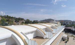 una vista aérea de un edificio con techos blancos en Oasi Smart Rooms en Caltanissetta