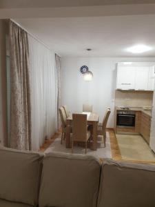 Kuchyň nebo kuchyňský kout v ubytování Dobi Apartmani WING