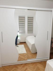 Postel nebo postele na pokoji v ubytování Dobi Apartmani WING