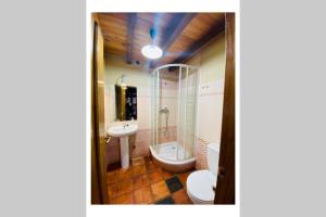 AIRE DE MONTAÑA - ESTUPENDAS VISTAS A LOS PICOS في Baró: حمام مع مرحاض وحوض استحمام ومغسلة