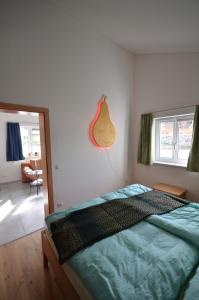 StephanshartにあるHaus am Bächleのベッドルーム1室(ベッド1台、緑の掛け布団付)