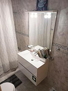 uma casa de banho com um lavatório e um chuveiro em Cozy apartment PRAIA da ROCHA em Portimão