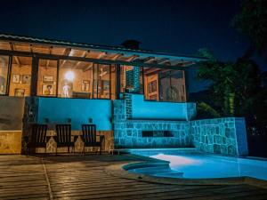 une maison avec une piscine la nuit dans l'établissement Casa Lobo Bungalows, à San Pedro de la Laguna