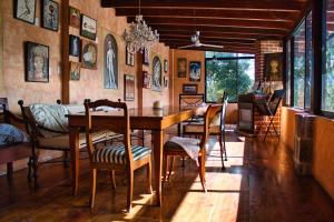 ein Esszimmer mit einem Holztisch und Stühlen in der Unterkunft Casa Lobo Bungalows in San Pedro La Laguna