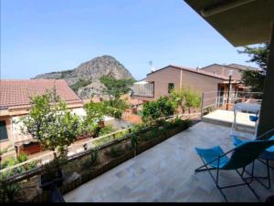 balkon z krzesłami i góry w tle w obiekcie La Casetta di Laura w Cefalù
