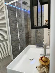 a white bathroom with a sink and a mirror at Da Massimo-Casa Šimulni in San Leonardo +12 photos