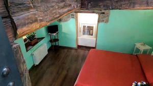 a living room with a red couch and a window at Da Massimo-Casa Šimulni in San Leonardo