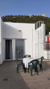 a patio with a table and chairs on a white building at Casita celeste in Jaén