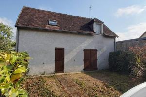 Casa blanca con 2 puertas y techo en Gite de charme au cœur de la Brenne, en Paulnay