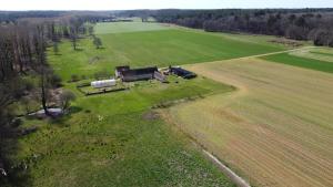 una vista aerea di un’azienda agricola in un campo di Les Bardinieres for Zoo Fleche a Savigné-sous-le-Lude