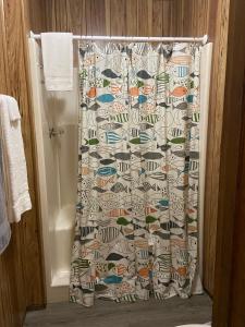 cortina de ducha con pescado en el baño en Reel Inn and Lodge, en Quitman