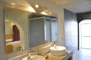 a bathroom with two sinks and a large mirror at PEQUEÑO ENCANTO Hotel Boutique in Actopan +16 photos