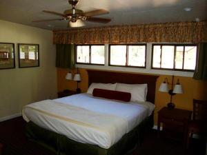 Krevet ili kreveti u jedinici u okviru objekta Roundhouse Resort, a VRI resort