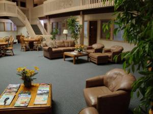 a large lobby with couches and a table and chairs at Roundhouse Resort, a VRI resort in Pinetop-Lakeside