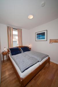 ein Schlafzimmer mit einem großen Bett in einem Zimmer in der Unterkunft Haus Gud Hööb Whg 02 in Wyk auf Föhr