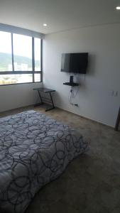 Un pat sau paturi într-o cameră la Excelente apartamento Santa Marta Colombia