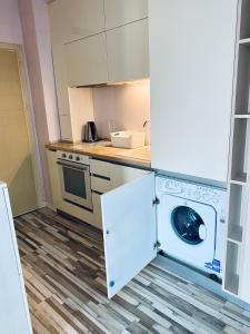 uma cozinha com uma máquina de lavar roupa em Turquoise and Magenta Apartments em Sófia