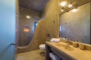Koupelna v ubytování Alizea Villas & Suites