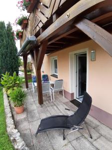 un patio con mesa y silla bajo toldo en Ferienwohnung Elisabeth, en Egloffstein