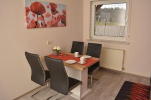 a dining room with a table and chairs at Ferienwohnung Elisabeth in Egloffstein