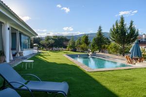 Bazén v ubytování Apartamentos Rurales La Gloria de Yuste nebo v jeho okolí