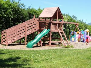 Vaikų žaidimų erdvė apgyvendinimo įstaigoje Lake George Diamond Cove Cottages, Cabins, & Hotel