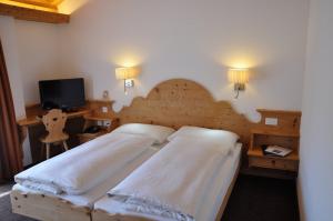 Letto o letti in una camera di Hotel Seraina