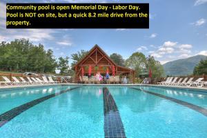 ein Bild eines Pools in einem Resort in der Unterkunft Smoky Mountain Chalet in Pigeon Forge