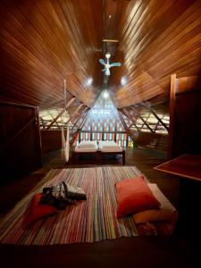 Un pat sau paturi într-o cameră la ReservAmazon Forest Hotel