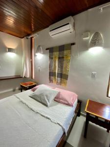 Tempat tidur dalam kamar di ReservAmazon Forest Hotel