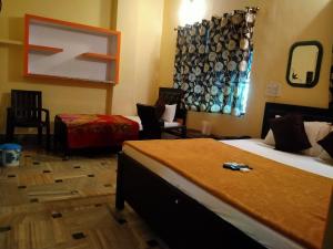 מיטה או מיטות בחדר ב-Hotel Aakash Ganga