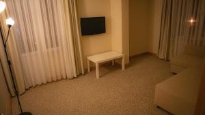 TV a/nebo společenská místnost v ubytování Trakya City Hotel