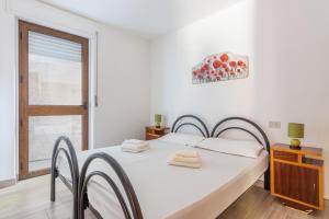 サルキットゥ・クーリエリにあるCasa Vacanza S'Archittuの白いベッドルーム(ベッド1台、窓付)