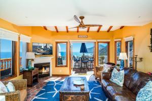 Khu vực ghế ngồi tại Oceanfront Villa W One Of A Kind Amazing View