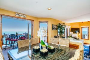 Khu vực ghế ngồi tại Oceanfront Villa W One Of A Kind Amazing View