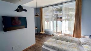 Postel nebo postele na pokoji v ubytování sleep & go -Meran easy staying