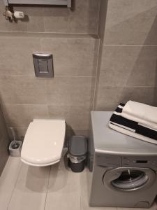 Wielicka Apartment 2 في كراكوف: حمام صغير مع مرحاض ومغسلة
