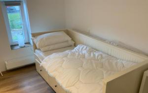 Postel nebo postele na pokoji v ubytování Wohnung Bö - Alte Schule