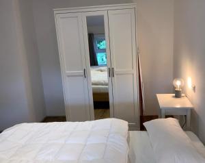 Postel nebo postele na pokoji v ubytování Wohnung Bö - Alte Schule