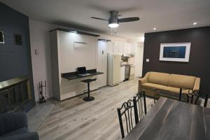 un soggiorno con un divano e un tavolo con un computer portatile di Magog Waterfront Studio 106 a Magog-Orford