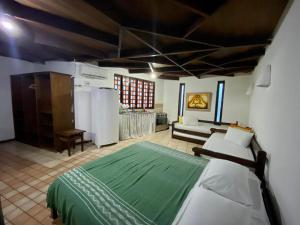 ReservAmazon Forest Hotel في بيليم: غرفة نوم مع سرير وغرفة معيشة