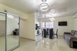 ドニプロにあるLux 3-bedroom apartment in Most City areaの広いリビングルーム(ソファ付)、キッチンが備わります。